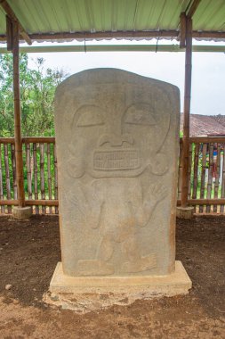 Dini bir sahneyi karanlık bir alanda tasvir eden canlı bir vitray. Karmaşık renkler ve tasarımlar sergiliyor..