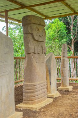 Dini bir sahneyi karanlık bir alanda tasvir eden canlı bir vitray. Karmaşık renkler ve tasarımlar sergiliyor..