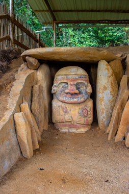 Kolombiya öncesi döneme ait, San Agustin, Huila, Kolombiya 'daki tarihi bir arkeolojik alana yerleştirilmiş güzel oyulmuş taş bir heykel keşfedin..