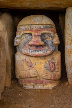 Kolombiya 'nın San Agustin Arkeoloji Parkı' nda bulunan Kolombiya öncesi sanat eserlerini temsil eden canlı bir şekilde boyanmış taş heykel..