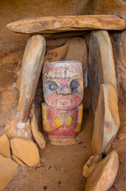 Kolombiya 'nın UNESCO Dünya Mirası' nın San Agustin Arkeoloji Parkı 'nda taşlarla çevrili canlı bir Kolombiya öncesi taş heykel..