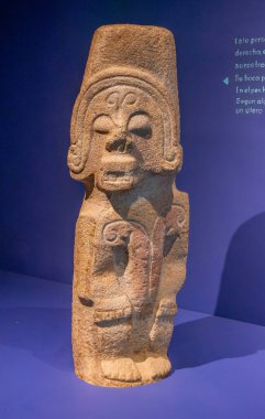 San Agustin, Huila, Kolombiya - 20 Eylül 2025 - Kolomb öncesi döneme ait detaylı taş heykel, karmaşık oymalar ve tarihsel öneme sahip.