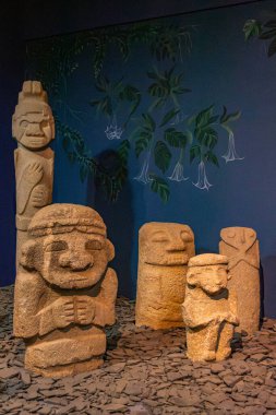 Kolombiya öncesi sanat eserlerini temsil eden antik taş heykel koleksiyonu, sakin bir ortamda sergileniyor, San Agustin, Kolombiya 'nın arkeolojik önemini gözler önüne seriyor..