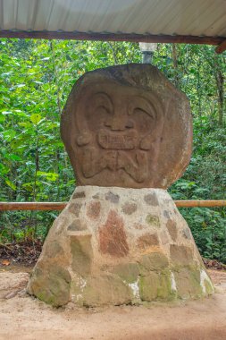 San Agustin, Huila, Kolombiya 'daki antik bir taş heykel UNESCO' nun Dünya Mirası sahasındaki yemyeşil alanda Kolombiya öncesi sanat eserlerini sergiliyor..