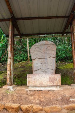 Kolombiya 'nın San Agustin şehrinde yemyeşil bir çevrede bulunan, Kolombiya öncesi sanatı temsil eden büyük bir taş heykel..