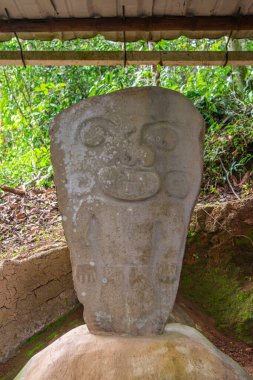 Kolombiya 'nın Huila kentindeki UNESCO Dünya Mirası sahasındaki San Agustin arkeoloji parkında bulunan Kolombiya öncesi sanat eserlerini temsil eden antik bir taş heykel..