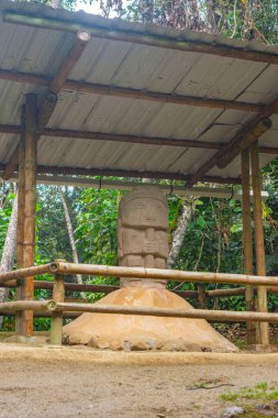 San Agustin, Huila, Kolombiya 'daki bir arkeoloji parkında UNESCO' nun Dünya Mirası sahasındaki görkemli bir taş heykeli araştırın..