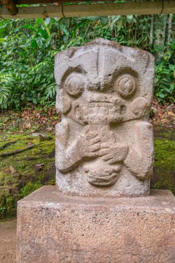 Kolombiya öncesi sanat eserlerini temsil eden, San Agustin, Huila, Kolombiya 'da yemyeşil bir heykel..