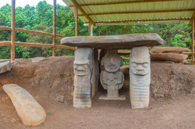 Kolombiya, San Agustin 'in antik taş heykellerini araştırın. Korunaklı bir sığınak altında Kolombiya öncesi sanat eserlerini sergileyin. Bir UNESCO Dünya Mirası sahası.