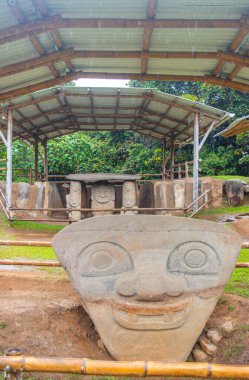 San Agustin Arkeoloji Parkı 'nı keşfetmek, Kolombiya' nın Huila bölgesinde sığınak altında anıtsal taş heykellerin yer alması..