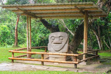 San Agustin Arkeoloji Parkı 'nda korunan eşsiz bir taş heykel, yemyeşil yeşilliklerle çevrili Kolombiya öncesi sanatı sergiliyor..