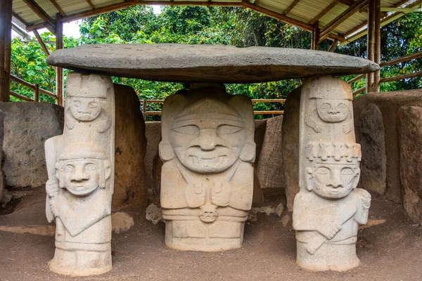 Kolombiya 'daki bir UNESCO Dünya Mirası sahası olan San Agustin' in tarihi taş heykellerini araştırın. Kolombiya öncesi sanat ve kültür eserlerini sergileyin..