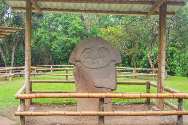 San Agustin Arkeoloji Parkı, Kolombiya 'da sergilenen antik taş bir heykel, korunaklı bir sığınak altında Kolombiya öncesi sanat eserlerini sergiliyor..