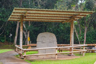 San Agustin Arkeoloji Parkı, Huila, Kolombiya 'da korunaklı taş heykel, Kolombiya öncesi sanat eserleri sergileniyor. Bir UNESCO Dünya Mirası sahası.