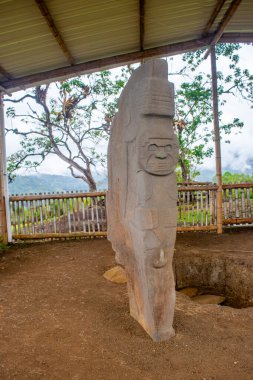 Kolombiya, San Agustin 'de doğa ile çevrili bir arkeoloji parkında bulunan çarpıcı bir Kolombiya öncesi sanat heykeli..