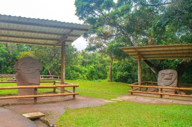San Agustin arkeoloji parkındaki taş heykeller Kolombiya 'nın UNESCO Dünya Mirası sahasındaki yemyeşil yeşilliklerle çevrili Kolombiya öncesi sanat eserlerini sergiliyorlar..
