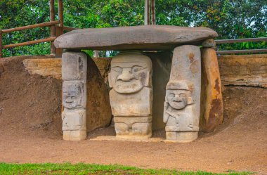 Kolombiya 'nın UNESCO Dünya Mirası sahasında Kolombiya öncesi sanat eserlerinin sergilendiği San Agustin Arkeoloji Parkı' ndaki antik taş heykellerin çarpıcı görüntüsü.