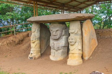 Kolombiya 'nın Huila bölgesinde Kolombiya öncesi sanat eserlerini sergileyen UNESCO Dünya Mirası sitesi San Agustin' in antik taş heykellerini araştırın..