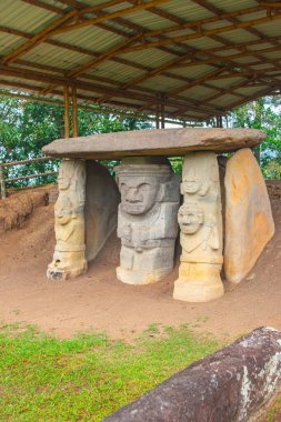 Eski Kolombiya öncesi sanatı ve San Agustin, Huila, Kolombiya 'daki taş heykellerin arkeolojik önemini araştırın..