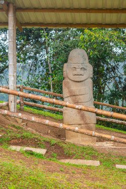 San Agustin, Huila, Kolombiya 'da bulunan antik bir taş heykel. Yeşilliğin ortasında Kolombiya öncesi sanat sergileniyor..