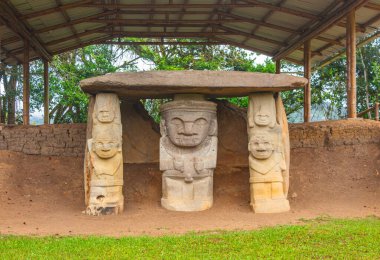 Antik taş heykeller ve San Agustin, Huila, Kolombiya arkeoloji parkındaki monolitik yapı. UNESCO Dünya Mirası sitesinde Kolombiya öncesi sanat eserleri sergileniyor.