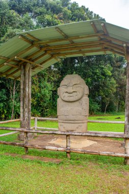 Kolombiya, San Agustin 'deki antik bir taş heykel. Bir UNESCO Dünya Mirası sahasında yemyeşil bir çatı altında korunuyor..