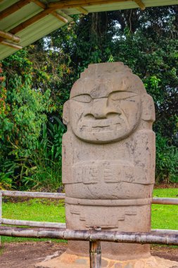 Kolombiya 'daki San Agustin arkeoloji parkından çarpıcı taş bir heykel. Yeşillik içindeki Kolombiya öncesi sanat eserleri sergileniyor..