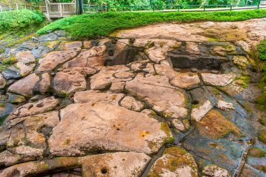 San Agustin, Kolombiya 'daki eşsiz arkeolojik alanı keşfedin, etkileyici taş heykeller ve Kolombiya öncesi sanat eserlerini yemyeşil ortamda sergileyin..