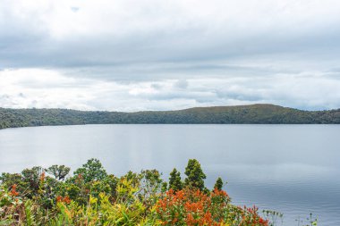 Purace, Cauca, Kolombiya 'daki Ox Lagoon' u gösteren sakin bir manzara, yemyeşil ve bulutlu bir gökyüzü, doğa meraklıları için mükemmel..