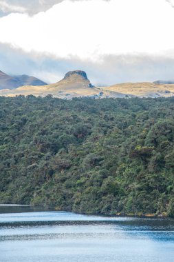 Kolombiya, Cauca 'da yemyeşil yemyeşil ve dağlarla çevrili sakin Purace lagününün nefes kesici manzarası..