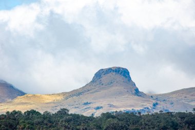 Laguna del Buey, Purace, Cauca, Kolombiya - 2 Kasım 2025 Bulutlu bir gökyüzünün altındaki Purace dağlarının manzarası.