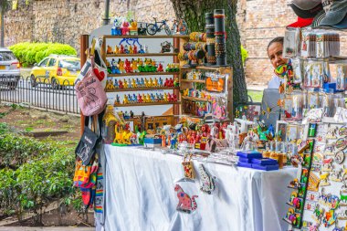 Cat Park, Cali, Valle del Cauca, Kolombiya - 9 Kasım 2025 Bir sanat pazarında el yapımı hediyelik eşya sergisi.
