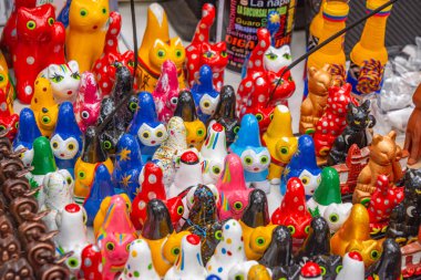 Parque del Gato, Cali, Valle del Cauca, Kolombiya - 9 Kasım 2025 - Değişik şekillerde renkli seramik hayvan figürleri.