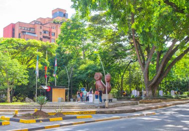 Cat Park, Cali, Valle del Cauca, Kolombiya - 9 Kasım 2025 Ziyaretçiler eşsiz heykeller ve yemyeşil yeşilliklerin yer aldığı canlı parkı keşfediyorlar..