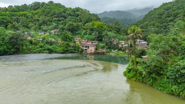 Agua Clara 'nın sakin nehir manzarası, Valle del Cauca, yemyeşil ve dağlarla çevrili..