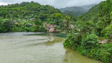 Agua Clara, Valle del Cauca 'daki kırsal bir vadinin manzarası, yemyeşil ve nehir manzaraları sergileniyor..