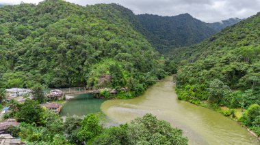 Kolombiya Valle del Cauca 'da yemyeşil dağlarla çevrili Aqua Clara nehrinin çarpıcı manzarası doğanın güzelliğini gözler önüne seriyor..