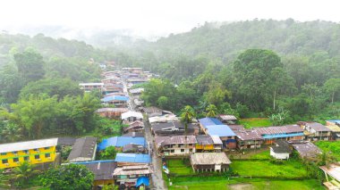 San Cipriano 'nun çarpıcı hava manzarası. Buenaventura, Valle del Cauca, Kolombiya' da bir köy..
