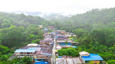 San Cipriano köyünün hava manzarası Buenaventura, Valle del Cauca, Kolombiya 'da yemyeşil doğa ile çevrilidir..