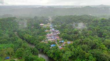 Kolombiya Valle del Cauca 'da yemyeşil çimenliklerle çevrili San Cipriano' nun çarpıcı hava manzarası, doğayı ve küçük köy hayatını gözler önüne seriyor..