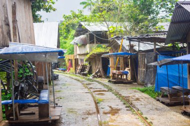 San Cipriano, Buenaventura, Valle del Cauca 'da sakin bir köy manzarası kırsal ve yemyeşil yollar sergiliyor..