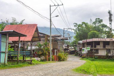 San Cipriano, Buenaventura, Valle del Cauca 'da tropikal bitki örtüsü ve kırsal binalar sergilenen küçük bir köy manzarası..