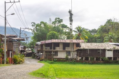 San Cipriano, Buenaventura, Valle del Cauca, Kolombiya 'daki verimli yeşilliklerle çevrili kır evleri manzaralı..