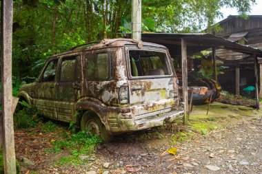 Eski, paslı bir araç San Cipriano, Kolombiya yakınlarındaki yemyeşil bir alanda terk edilmiş duruyor..