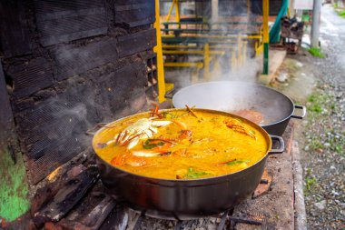 San Cipriano, Buenaventura 'da yerel bir yerde kaynayan canlı bir deniz ürünleri güveci Kolombiya mutfağı kültürü sergileniyor..