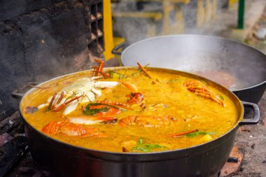 San Cipriano, Kolombiya 'da taze yengeç ve baharat sergilenen canlı bir deniz ürünleri güveci..