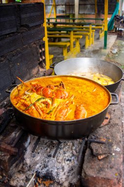 San Cipriano, Kolombiya 'daki açık ateşte pişirilen taze deniz ürünleri güveci yerel mutfak geleneklerini gözler önüne seriyor..