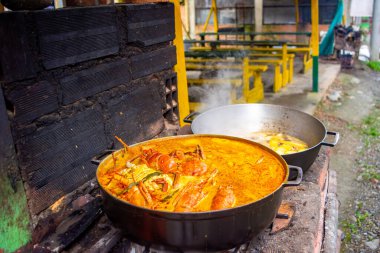 San Cipriano, Buenaventura, Valle del Cauca, Kolombiya 'da canlı deniz ürünleri pişiriliyor. Yerel mutfağın gösteriş yaptığı bir mutfak zevki..