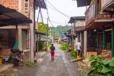 San Cipriano, Buenaventura, Valle del Cauca 'da canlı bir sokak sahnesi..