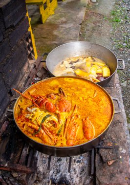 San Cipriano, Buenaventura, Valle del Cauca, Kolombiya 'daki yerel tatları gösteren, büyük bir tencerede kaynayan canlı bir deniz ürünleri tabağı..